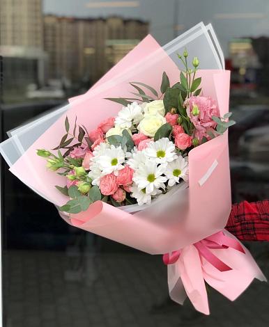 Букет цветов из: Розы, Лизиантусы и Хризантемы в Новосиньково
